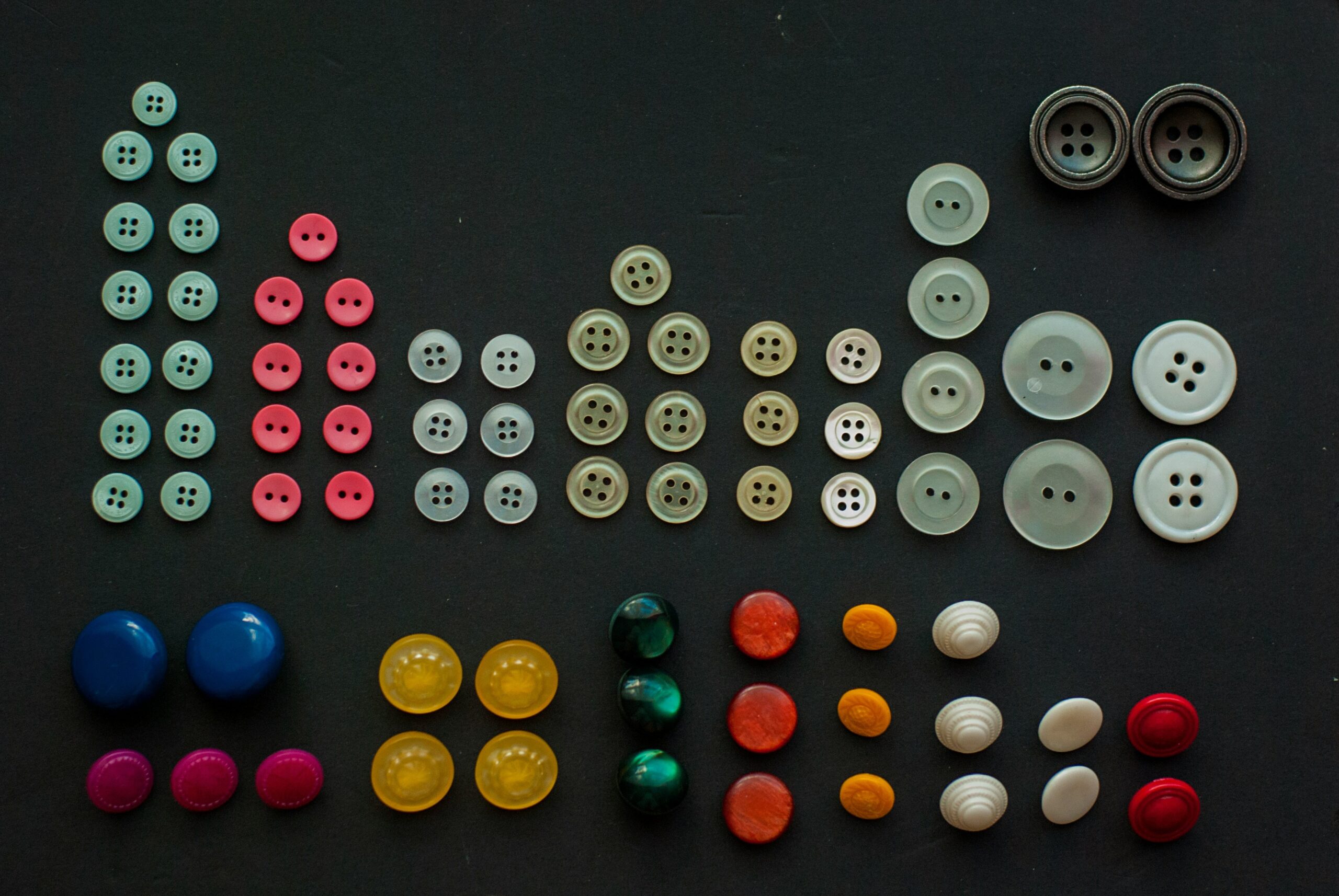 An infographic showing popular monochrome watch color palettes including black, white, silver, and gold