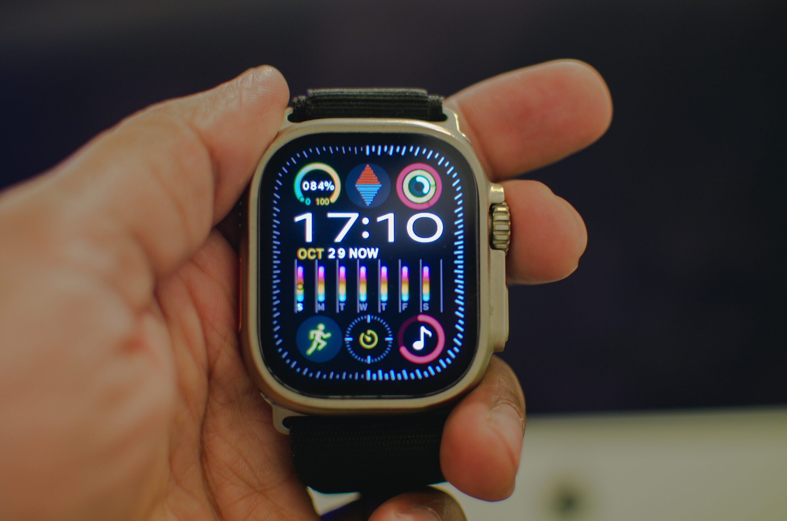 Infographic showing LED color combinations for smartwatches