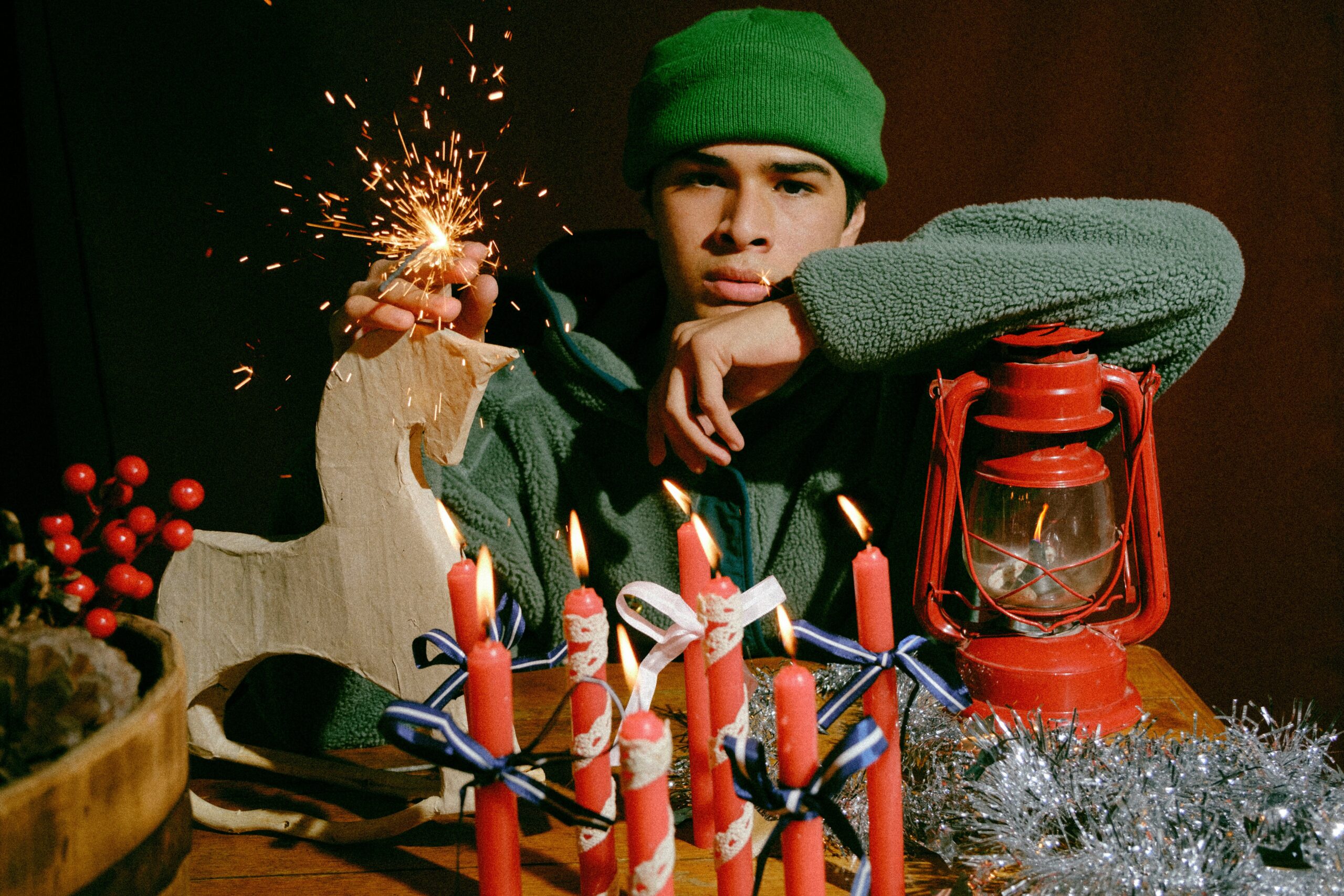 Infographic comparing watch color options with corresponding outfits and scenarios.