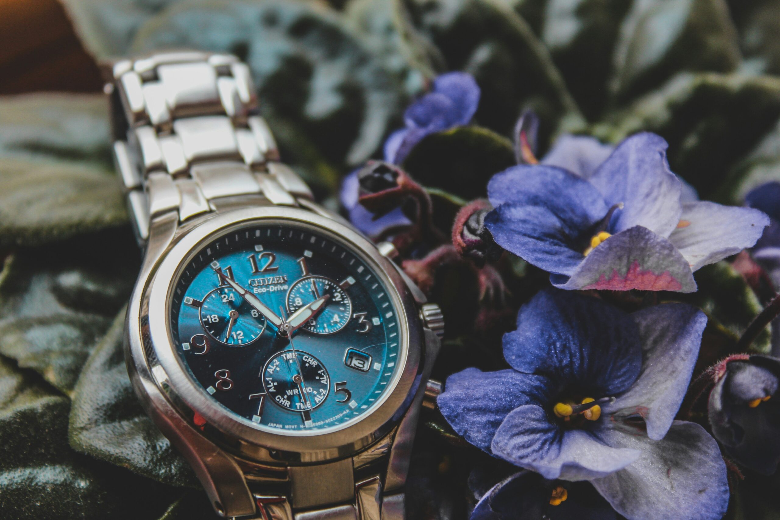 Photo showing multiple watch straps in different colors stacked neatly.