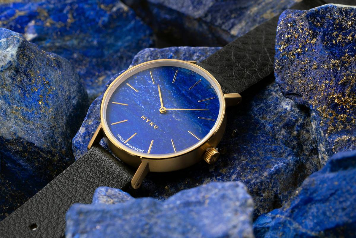 Infographic illustrating best practices for matching watch colors with clothing