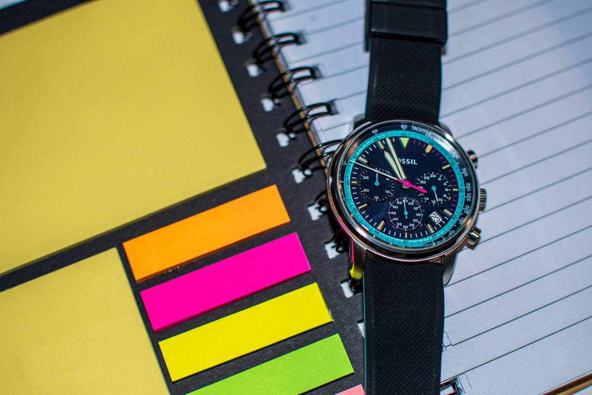 Infographic showing popular anniversary watch colors and their meanings