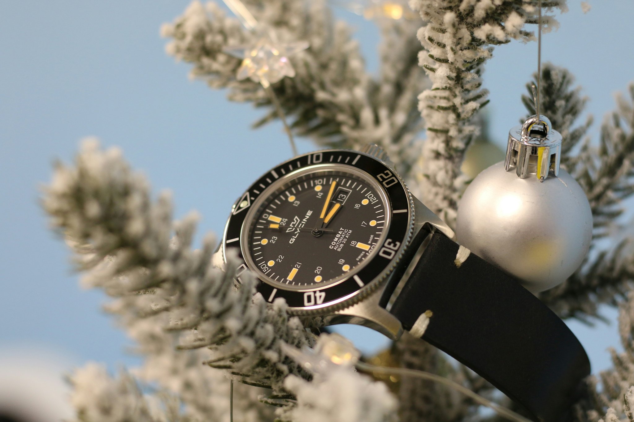 Mastering Festive Season Watch Hues: Elevate Your Style Game This Holiday