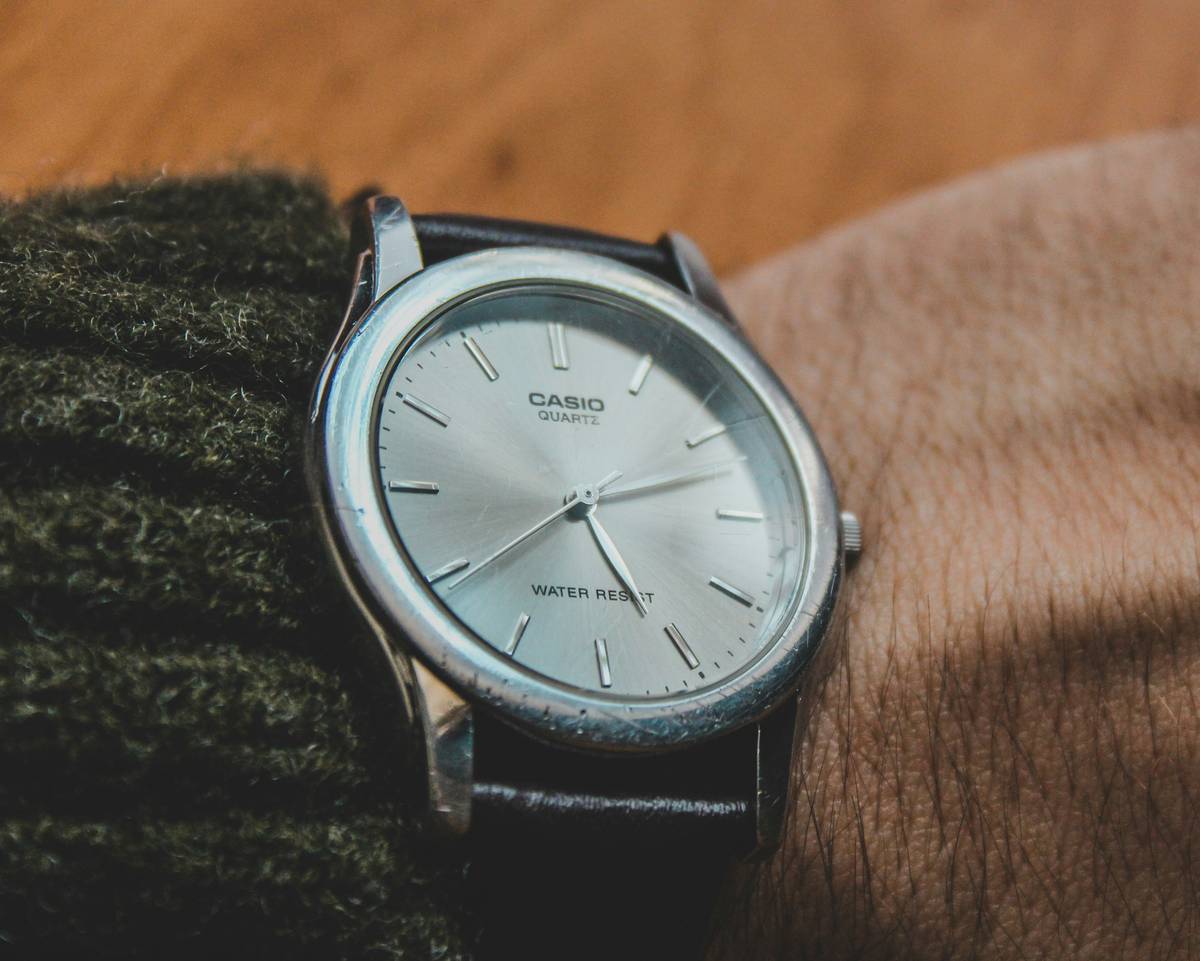 Step-by-step flowchart guiding users to choose between strap material (leather vs silicone) based on activity level and seasonal preference.