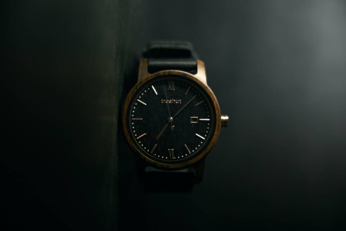 Image showcasing popular watch colors like rose gold, navy blue, and titanium gray