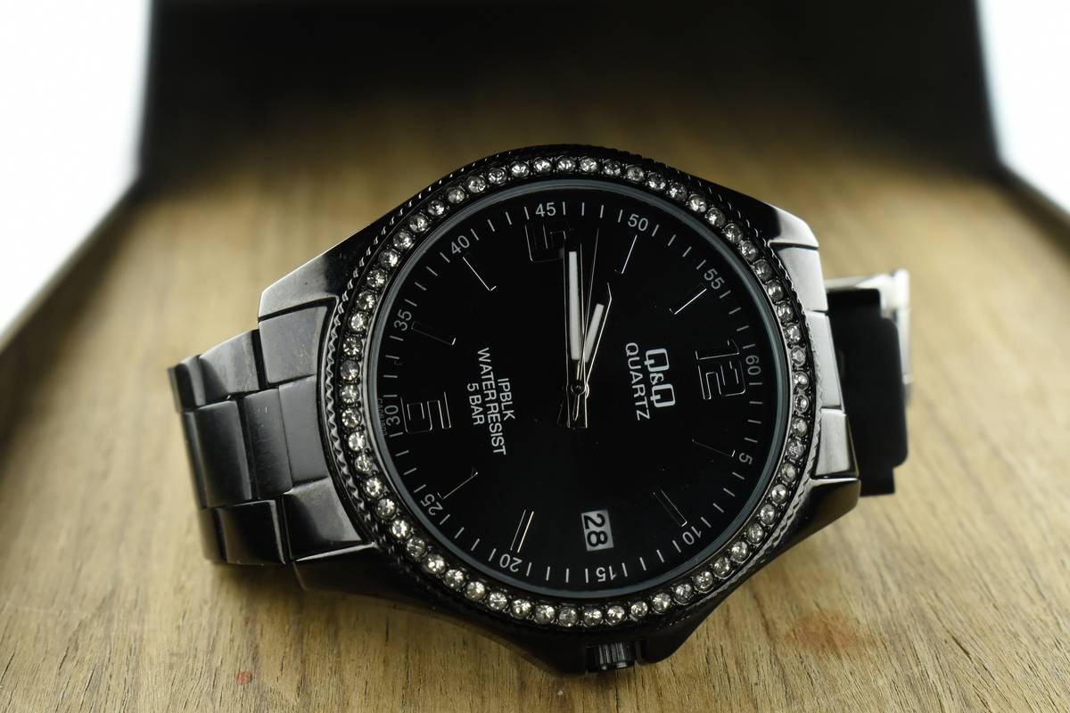 Color wheel showing examples of complementary and contrasting colors used in watch dials and straps